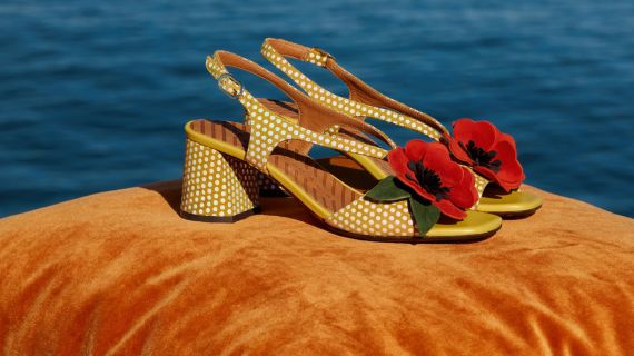 Les chaussures ouvertes et colorées : l’essentiel du printemps !
